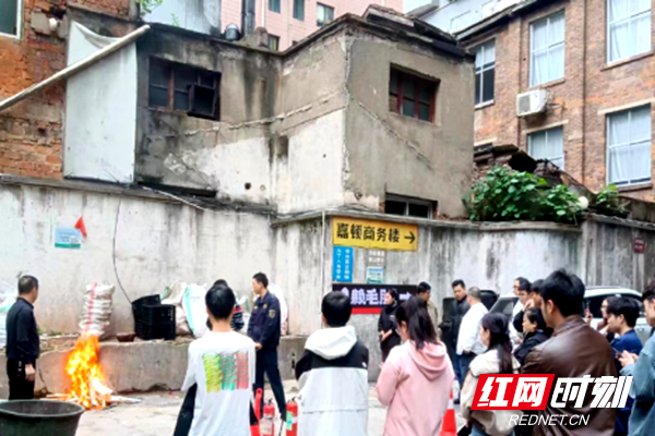 4.10坡子街街道信息（八角亭）以演筑防，防患未燃，为网格群众把好安全关(1)460.png