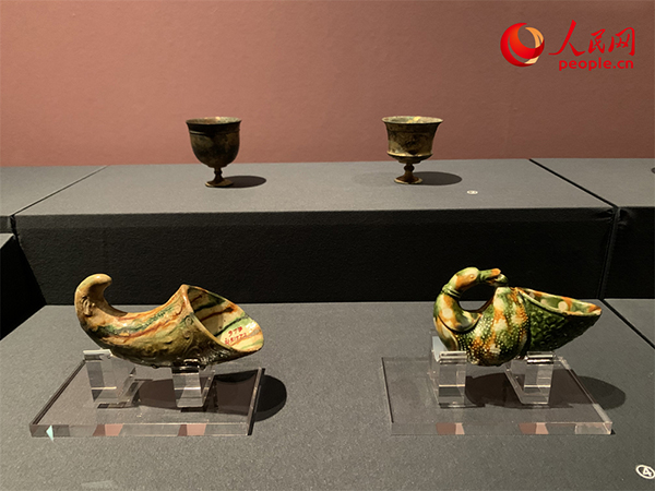 “历史之遇――中国与西亚古代文明交流展”展出的三彩鸭式杯。人民网记者 韦衍行摄