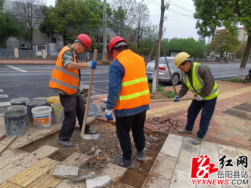 荣新东路维修人员在铺设新道板 (2).jpg