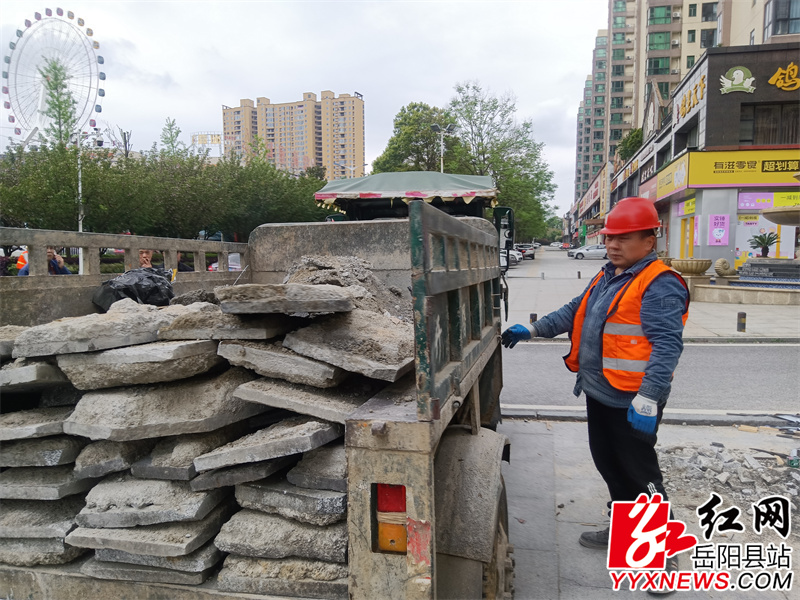 工作人员在清运施工垃圾 (2).jpg