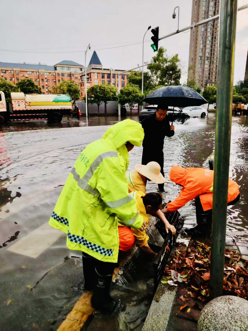 市政工人冒雨處理興隆路積水。 長(zhǎng)沙晚報(bào)通訊員 吳荊州 攝