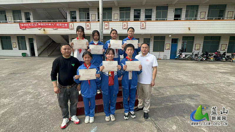 蓝山县三蓝学校：传承红色基因 争做时代新人.jpg