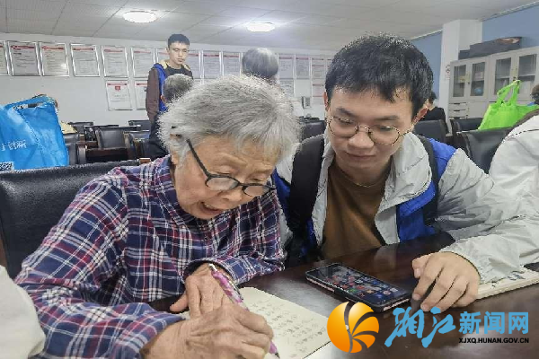 志愿者手把手教老年人使用智能手机_副本.png