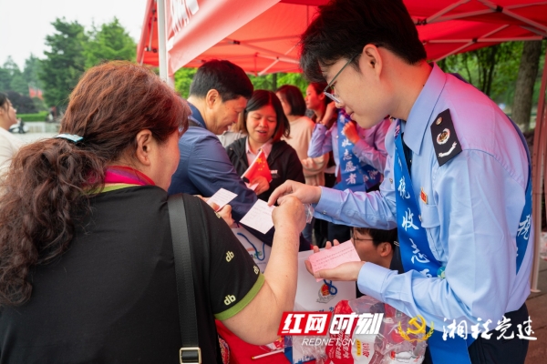 湘潭市税务部门开展多彩税收宣传月活动