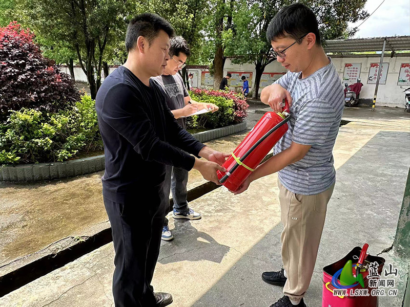 龙溪学校：开展安全隐患排查 筑牢校园安全防线1.jpg
