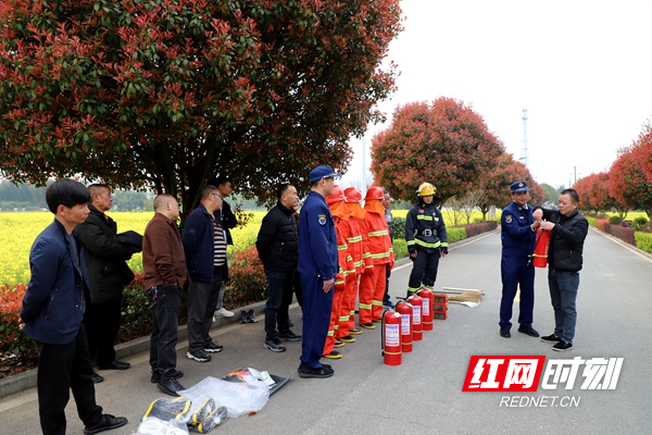 在通村公路边为乡村振兴学校学员传授常用消防器材使用方法.JPG