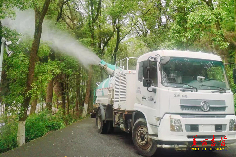 吉首城管：“城市啄木鸟”打药除虫忙 营造良好城市环境2.jpg