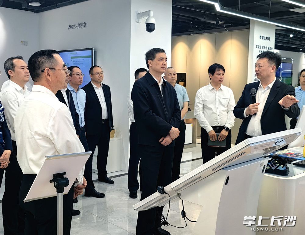 周海兵一行在深圳数联天下智能科技有限公司考察走访。长沙晚报全媒体记者 黄汝兮 摄
