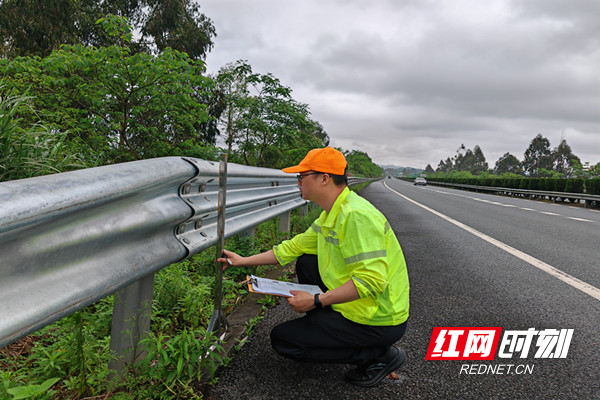 波形护栏施工验收，测量护栏指标_副本.jpg