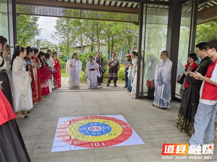 道县濂溪街道：传统文化润人心 汉服游园迎双节4_副本.png