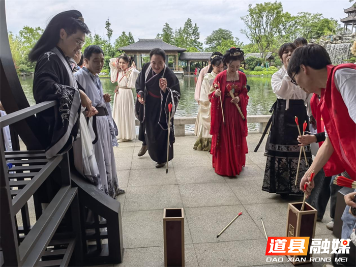 道县濂溪街道：传统文化润人心 汉服游园迎双节3_副本.png