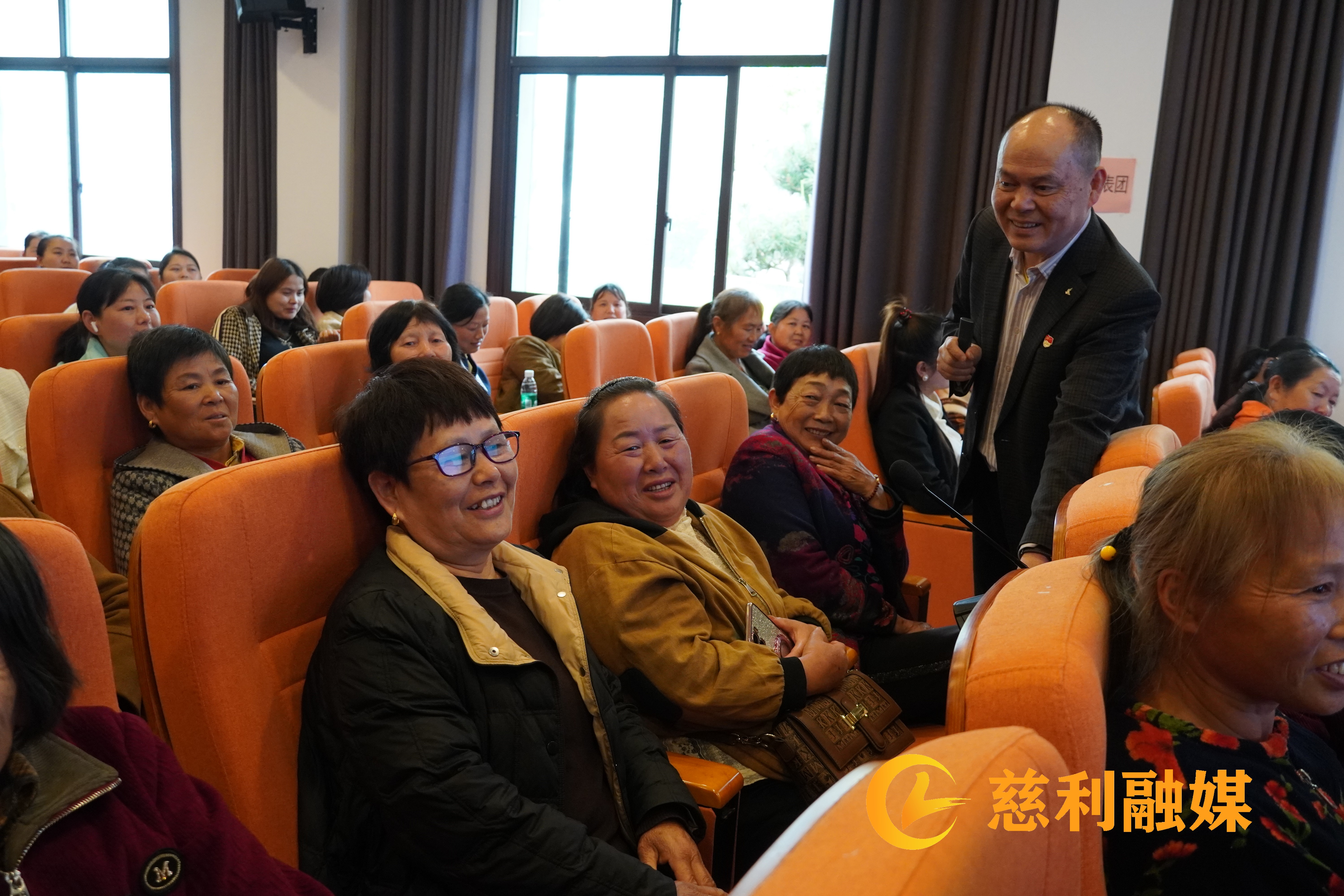 “向阳花”讲座，讲师与家长互动.jpg