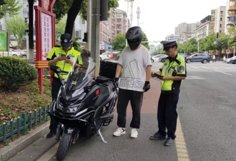 双清交警开展“飙车炸街“整治行动