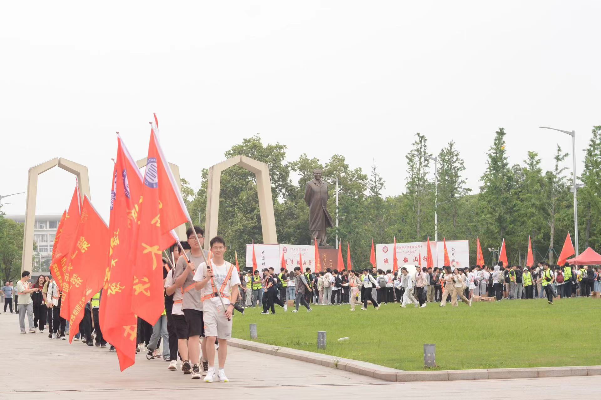 500余名湘大学子徒步韶山行2.jpg