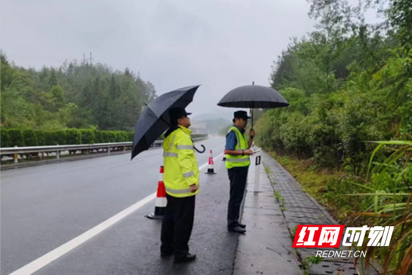 7.5月2日，益将管理所联合高速交警汝城大队对在G76厦容高速汝城境内开展“地毯式”排查。_副本.jpg