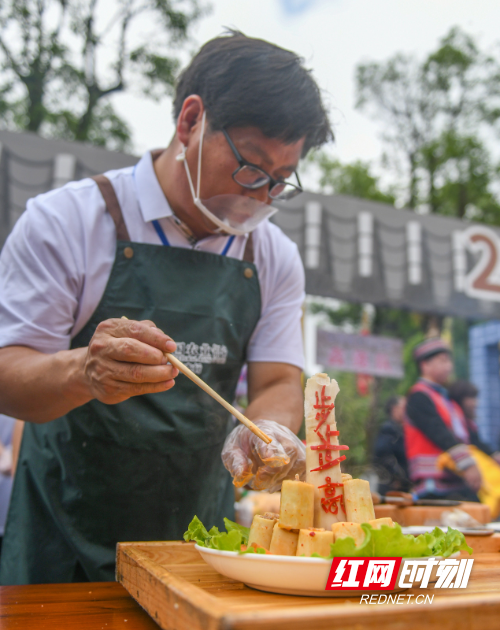 2024年5月5日，湖南省永州市宁远县九嶷山景区，“村厨”在摆菜品造型。.jpg