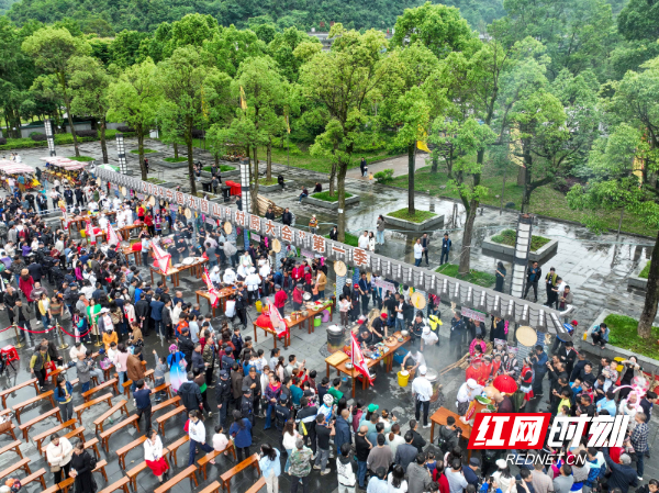 2024年5月5日，湖南省永州市宁远县九嶷山景区，“村厨”制作特色菜肴现场。 (11).jpg