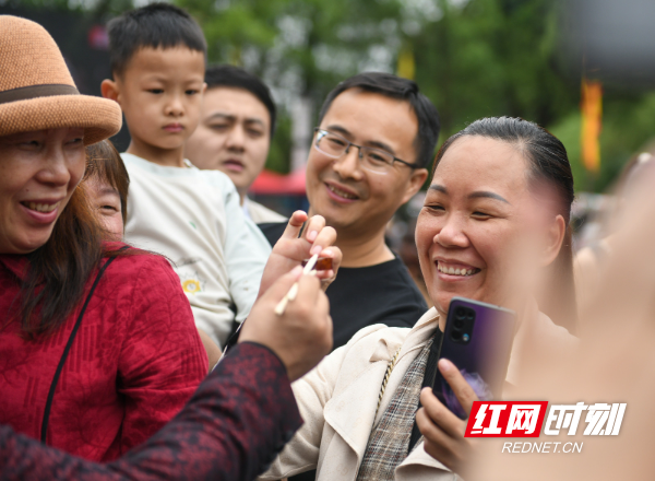 2024年5月5日，湖南省永州市宁远县九嶷山景区，游客在品偿“村厨”烹饪出来的特色菜肴。.jpg