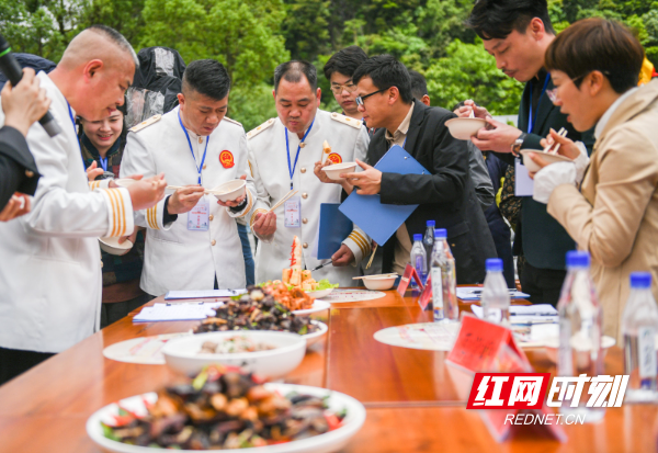 2024年5月5日，湖南省永州市宁远县九嶷山景区，专业评委和大众评委逐一对每道菜品进行品偿、集中打分。 (2).jpg