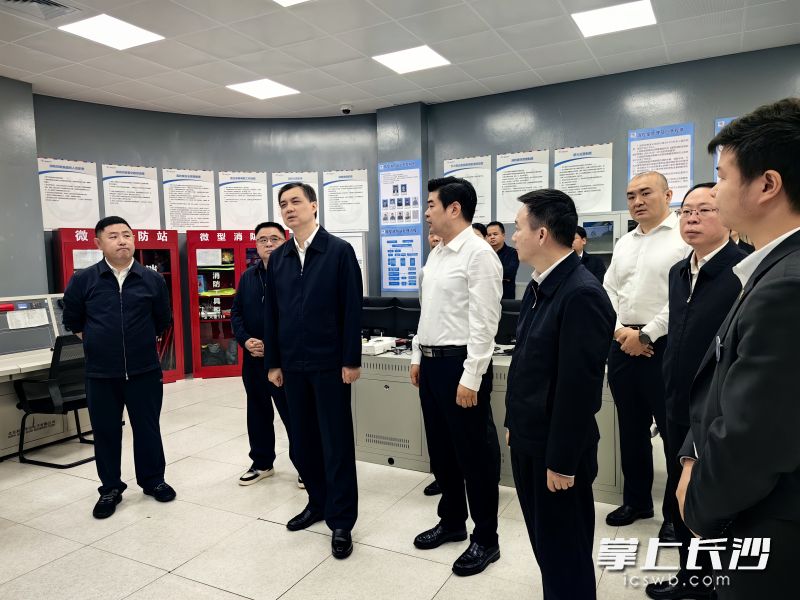周海兵来到湘江欢乐海洋公园督导检查假期安全防范工作。长沙晚报全媒体记者 黄汝兮 摄