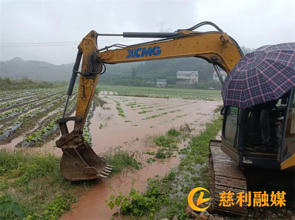 2烟地被淹，出动挖机挖沟排水_副本.jpg