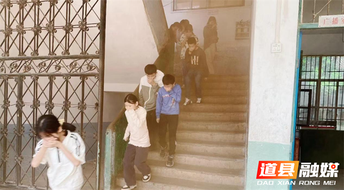 道县：消防演练进学校 筑牢安全“防火墙”1_副本.png