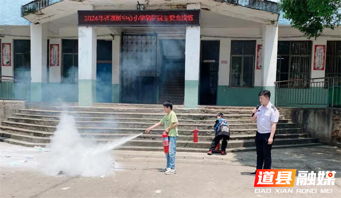 道县：消防演练进学校 筑牢安全“防火墙”2_副本.png