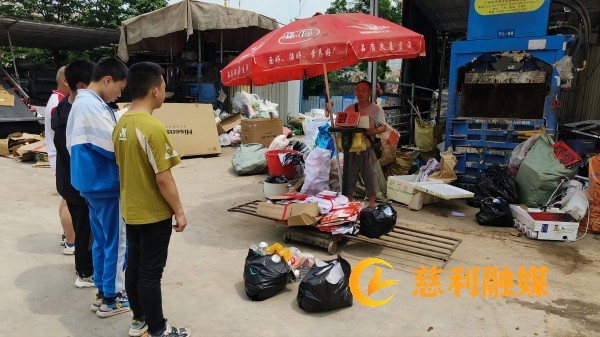 慈利县特校学生将分类好的废品送至废品回收站(1).jpg