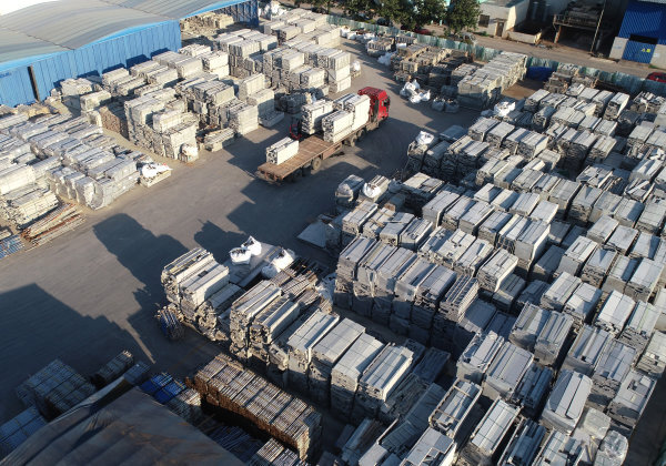 双峰县高新区，工人在操作叉车卸运建筑用铝模板配件。乃继辉 摄.jpg