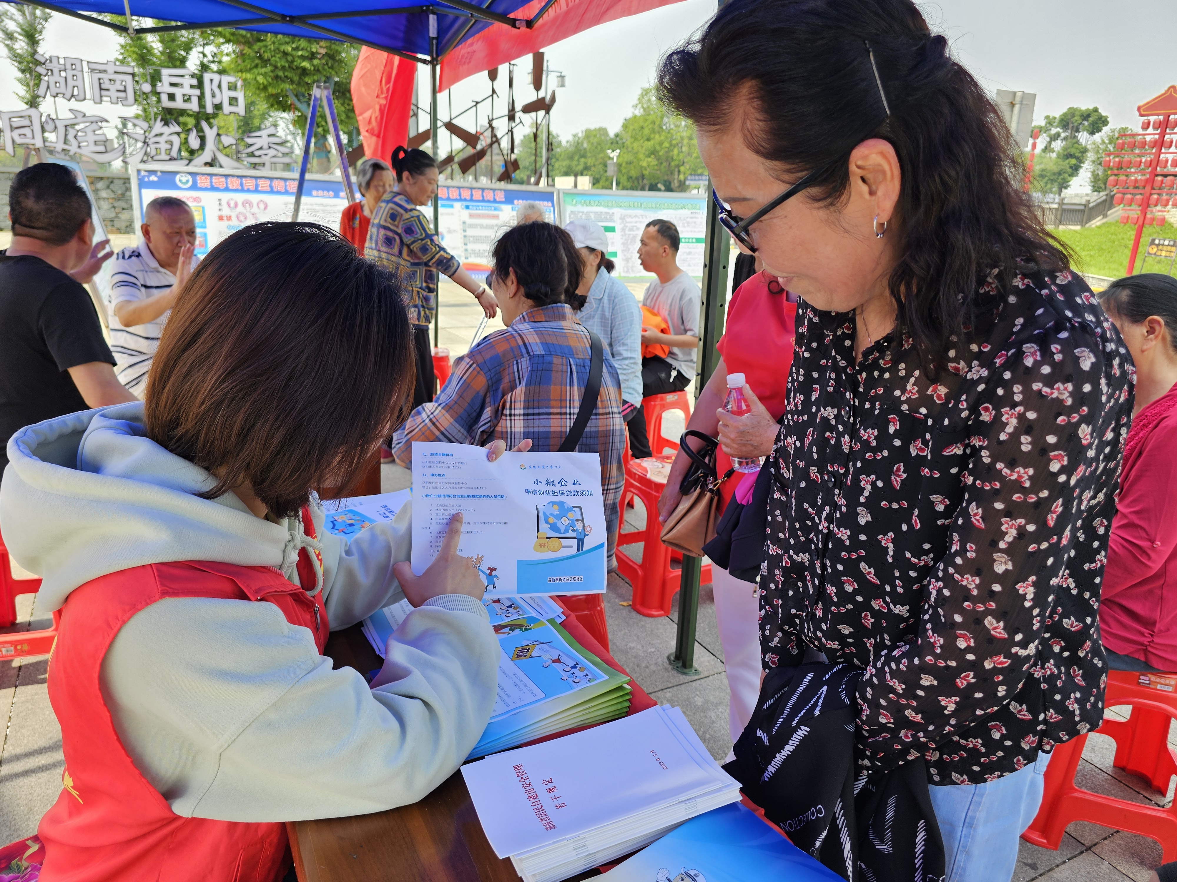 20240508慈氏塔社区新时代文明实践站在下街河口开展了2024年5月政策宣传进社区 就业服务暖人心活动（2）.jpg