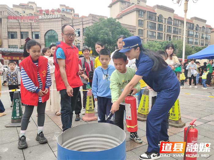 道县：志愿服务进社区 便民服务“零距离”1_副本.jpg