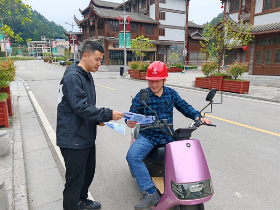 05月10日 天子山街道利剑护蕾雷霆行动宣传 (4)_副本.jpg