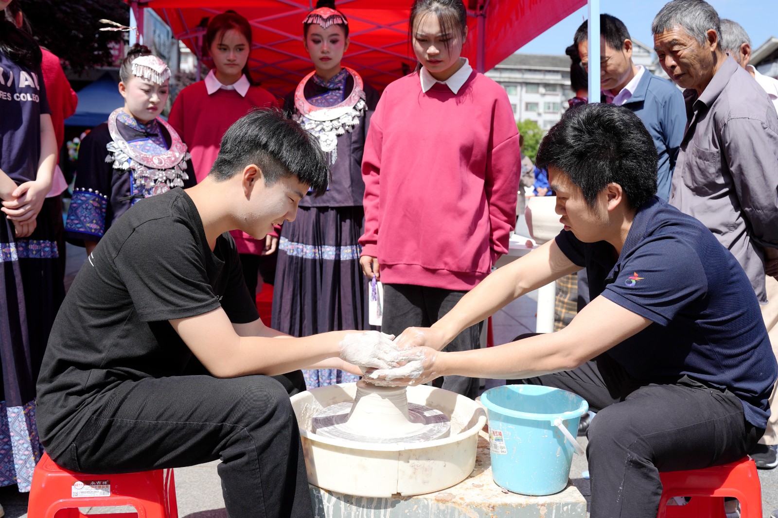 2.学生在展示陶艺制作技艺。.jpg