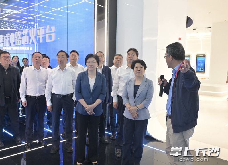 长沙市党政代表团考察南京集成电路产业服务中心。