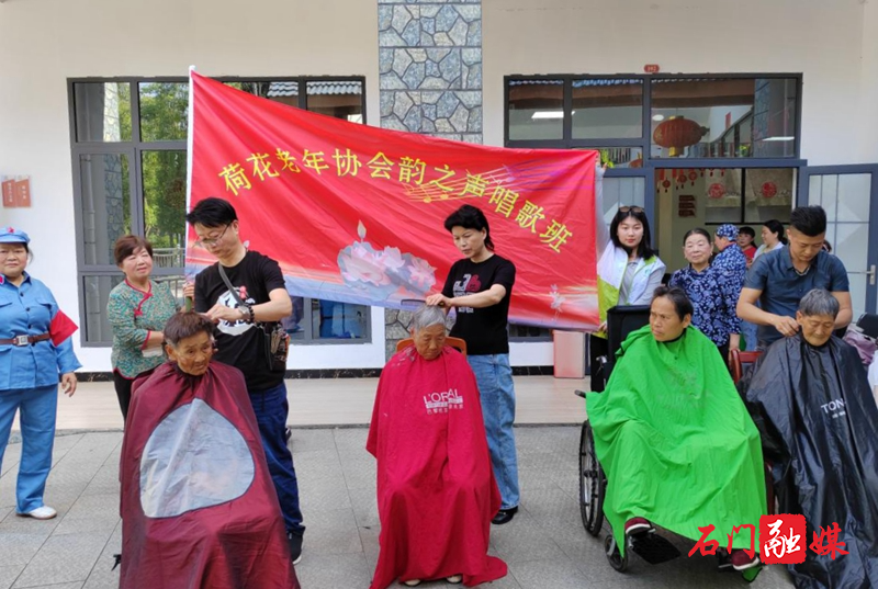 石门民政:“三义”志愿者在敬老院为长者集体庆生2.jpg 石门民政:“三义”志愿者在敬老院为长者集体庆生2.jpg