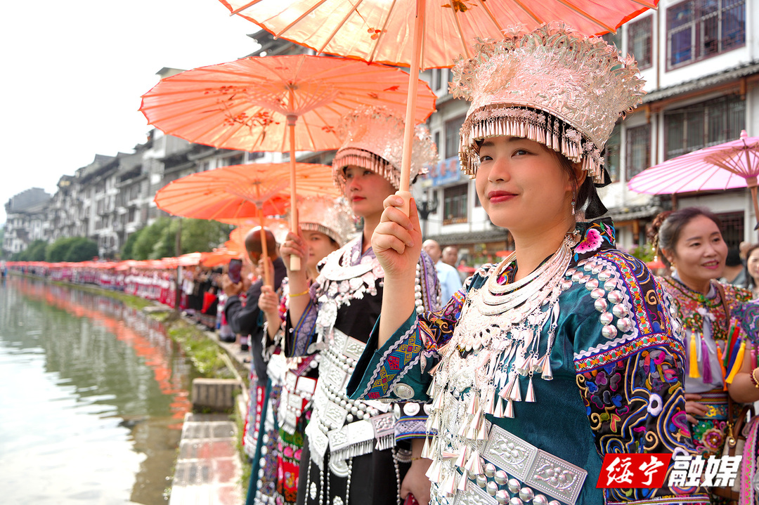 2024年绥宁苗族四月八姑娘节盛大启幕   各地游客与当地苗族同胞共享传统非遗文化盛宴(图4)