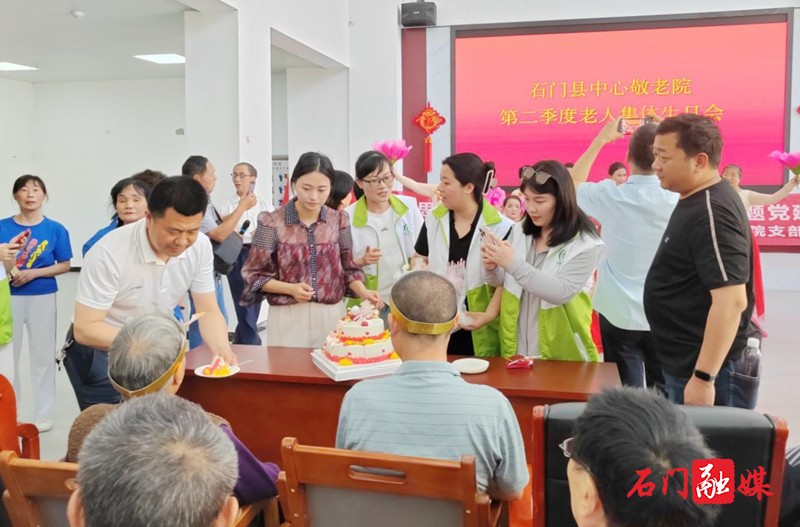 石门民政:“三义”志愿者在敬老院为长者集体庆生3.jpg 石门民政:“三义”志愿者在敬老院为长者集体庆生3.jpg