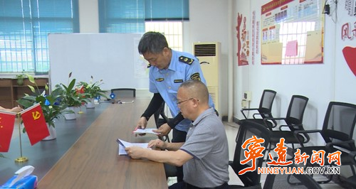 宁远多部门联合深入易制毒化学品企业开展张贴通告、告知书宣传活动2_副本500.jpg