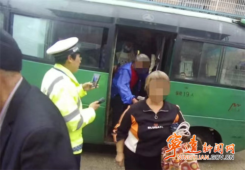 【安全守底行动】宁远一中巴车司机超员载客被查！_副本500.jpg
