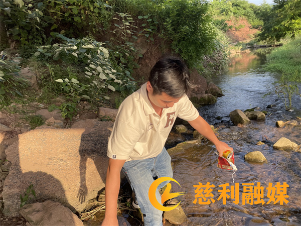 委员捡垃圾 (2)_副本.jpg