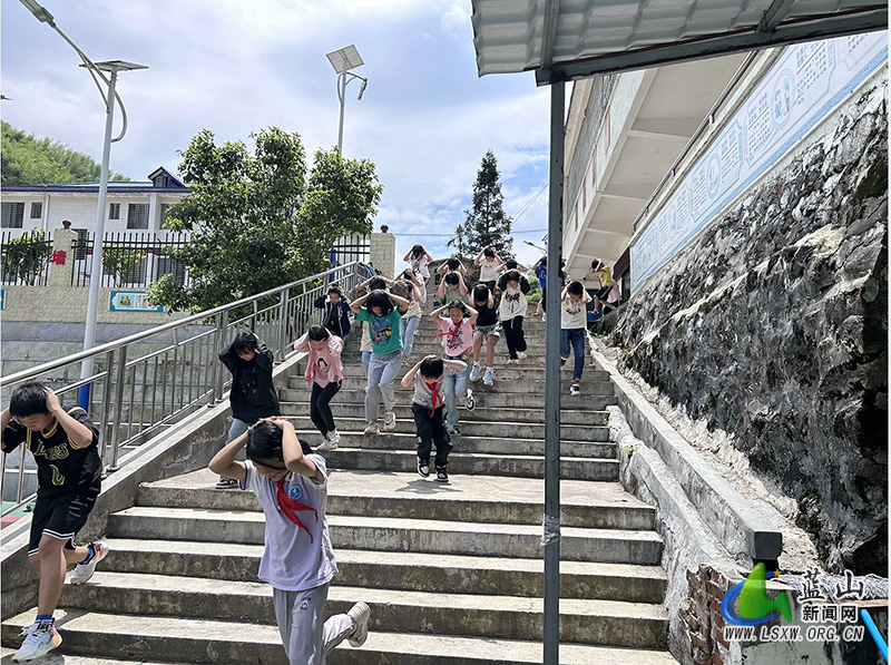 湘江源瑶族乡中心小学举行防地震应急疏散演练1.jpg
