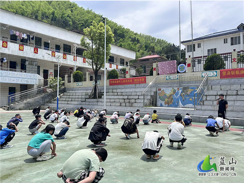湘江源瑶族乡中心小学举行防地震应急疏散演练2.jpg