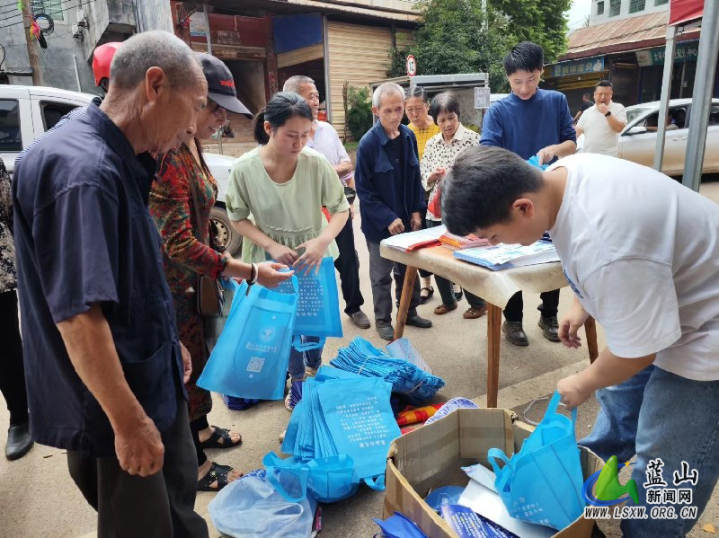 蓝山：农村赶集禁毒宣传忙1_1.jpg