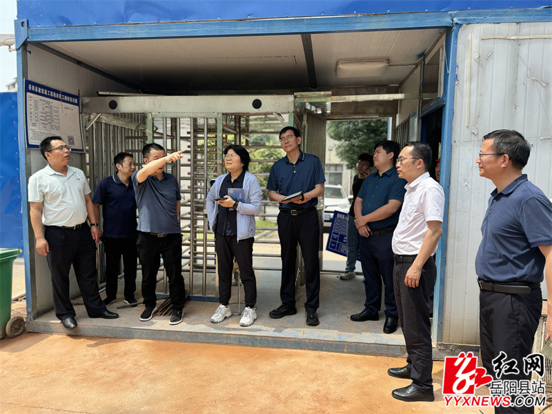 调研组考察县人民医院.jpg 调研组考察县人民医院.jpg