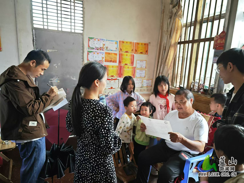 土市学校:“万师访万家” 织密安全防护网1.jpg 土市学校:“万师访万家” 织密安全防护网1.jpg