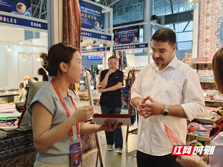 简篇-金融助力矿博会,现金服务暖人心——人民银行郴州市分行开展“人民币知识进矿博”宣传活动