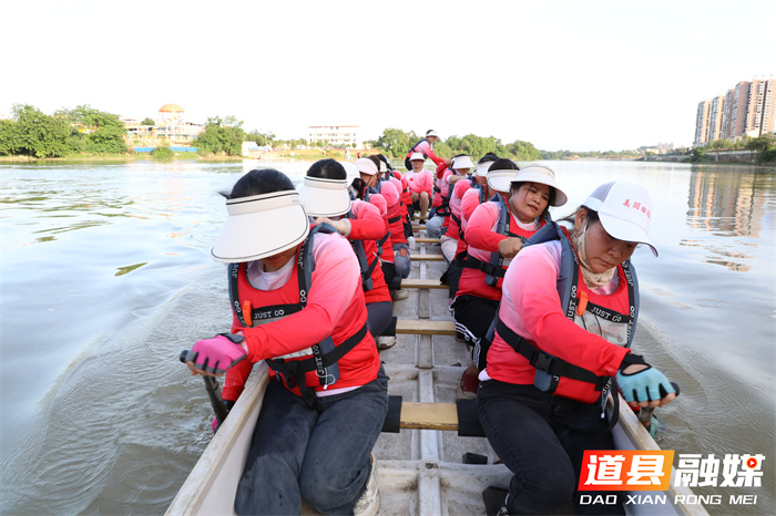 道县：巾帼不让须眉 女子龙舟队备赛出征3_副本.jpg