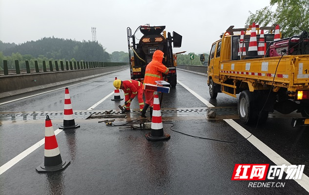 抢修现场。.jpg 抢修现场。.jpg