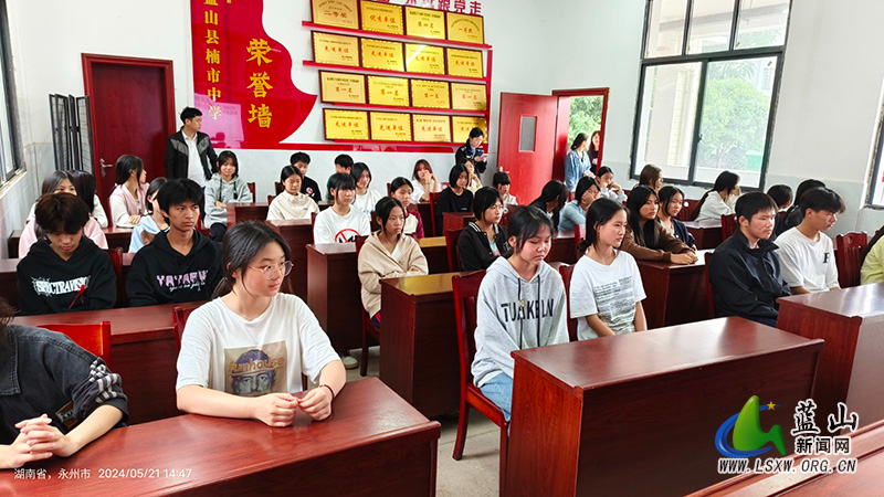 楠市中学：政法女警官进校园开展重点学生座谈会2.jpg