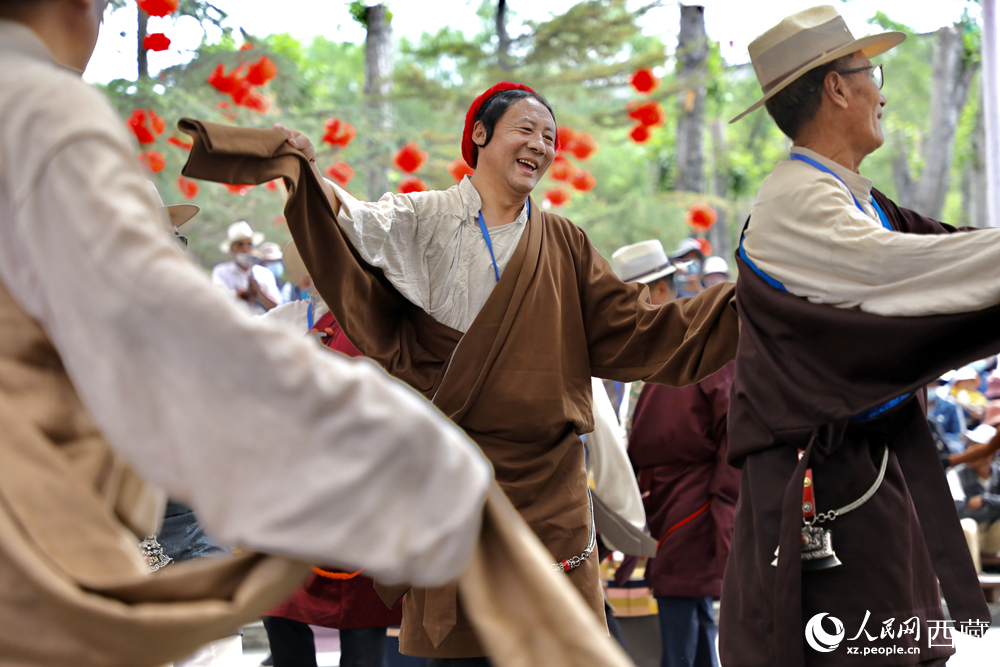 拉薩布達拉宮腳下的宗角祿康公園民俗活動區里，市民們在這里載歌載舞。人民網記者 次仁羅布攝